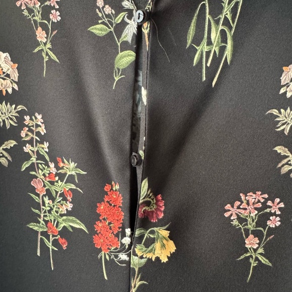 Zara Navy Floral Romper โ Size M โ Flowy, Chic & Comfy โ Perfect Condition - Picture 5 of 16